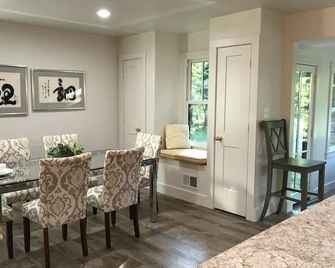 Yellowwood Cottage - Private Outdoor Space Sophisticated Sunny Luxurious Indoor - Middleburg - Dining room