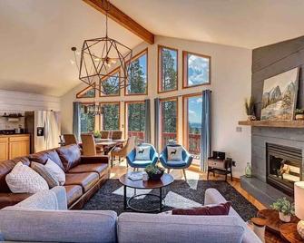 High Alpine Lodge Stunning Views of Pikes Peek Hot Tub Garage 4 Bedrooms - Fairplay - Living room