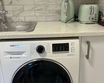 Waterfront studio unit near Auckland Airport - Auckland - Pyykkipalvelut