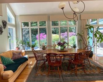 Gorgeous Home, Nature Lover's Delight in the Heart of the Berkshires - West Stockbridge - Dining room