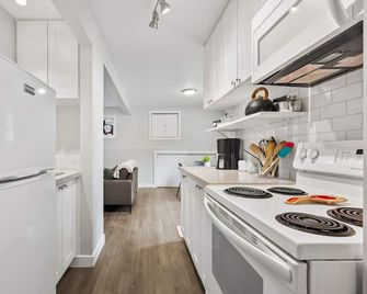 Olive & Onyx | Fire Pit | Pet-Friendly | Central - Invermere - Kitchen