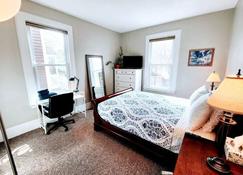 Queen Beds, Fast Wifi, Free Parking, Central A/C, Tv's - New Haven - Bedroom