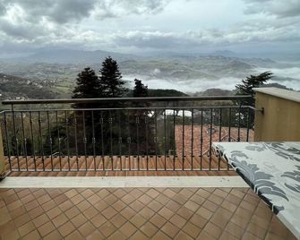 راينبو هوتل ديباندانس جولي - سان مارينو المدينة - شرفة