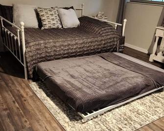 Beautiful farmhouse on acreage !Interact with the horses , enjoy the country ! - Alachua - Bedroom