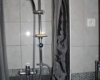 Maison de charme à Saint-Victor-la-Coste avec piscine partagée - Laudun-l'Ardoise - Baño