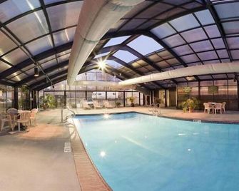 La Quinta Inn & Suites by Wyndham Meridian - Meridian - Pool