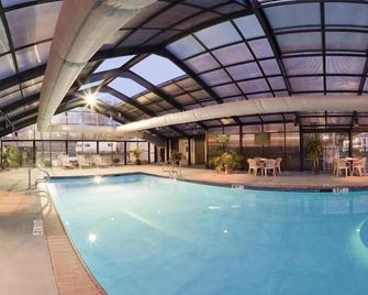 La Quinta Inn & Suites by Wyndham Meridian - מרידיאן - בריכה