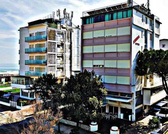 Hotel Ambra - Fronte Mare - Vicinissimi Al Centro - מילאנו מריטימה - בניין