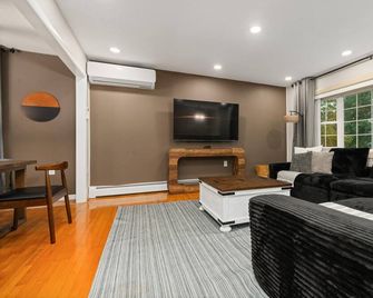5BR Pool+Game Room: 1 mi to Foxwoods & Water Park - North Stonington - Sala de estar