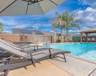 12-Bed home w/ Pool&Hot tub near Sequoia National Park - Tulare - Pool