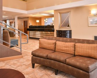Holiday Inn Express Lewisburg/New Columbia By IHG - New Columbia - Gebäude
