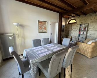 2 bedroom 2 bathroom apartment in an ancient convent c1400. - Gensac - Comedor