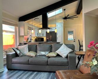 A&C Windward Cottage - Victoria - Living room