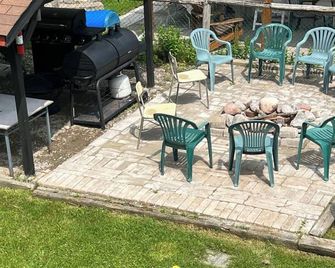 5 Bedroom Cottage at Rice Lake - Roseneath - Patio
