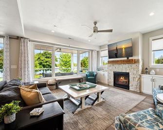 Upscale Water View Condo in Downtown Sister Bay! Walk to everything! - Sister Bay - Sala de estar