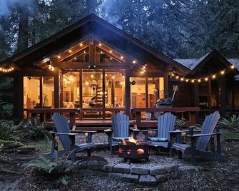 Somnia Vera Riverside Retreat - No Bank Waterfront Cabin in the North Cascades! - Marblemount - Patio