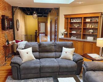 4-bedroom spacious Loft in Historic Downtown Clare - Extended family Suite - Clare - Sala de estar
