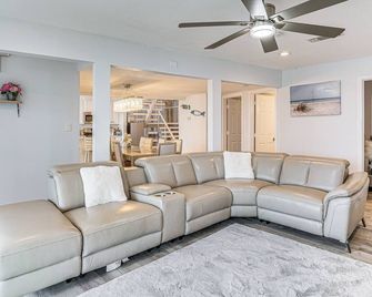 Luxury Lakefront Retreat w/ Dock in Runaway Bay - Bridgeport - Вітальня
