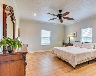 Walk to Shore: Crystal Beach Family Home w/ Deck! - Crystal Beach
