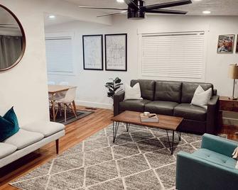 Modern Retreat House Ski Snowboard Hot Tub Firepit Bbq - North Salt Lake - Living room