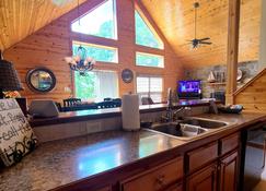 Take it easy and take in the view! Get Away on Greers Ferry Lake-Shirley, AR - Shirley - Kitchen