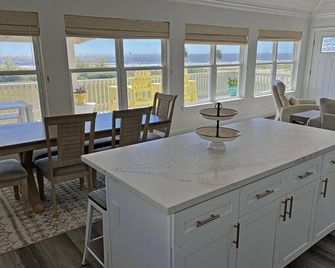 Breakaway - Beachfront - Island Realty - Grand Isle - Comedor