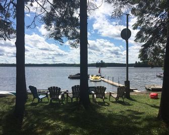 Sandy Beach Cottage on Chandos Lake - Apsley - Patio