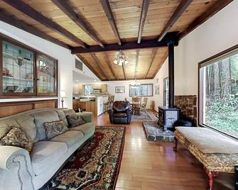 Wagging Woods - Cazadero - Living room