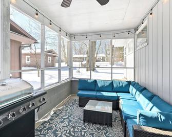 Lakeview Retreat with Fireplace - Princeton - Living room