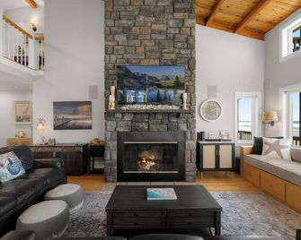 Amazing Oceanfront Home -Two Master Suites! - Rockaway Beach - Phòng khách