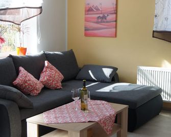 Apartment Moselblick Piesport Ferres is located directly on the banks of the Moselle River - Piesport - Living room