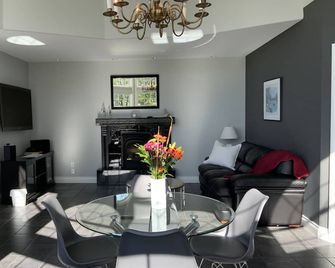 Ocean Oasis Stunning Suite/Sea Views/Large Private Decks /6 Park-Like Acres++ - Sooke - Salle à manger