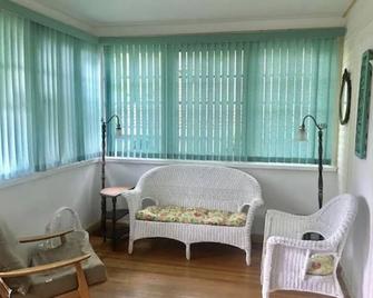 2 Cozy Cottages on Bowyers Beach Road - Bracebridge - Living room