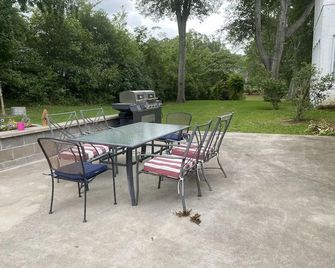 The King's Daughters B and B on the Bluff overlooking the Mighty Mississippi - Natchez - Patio