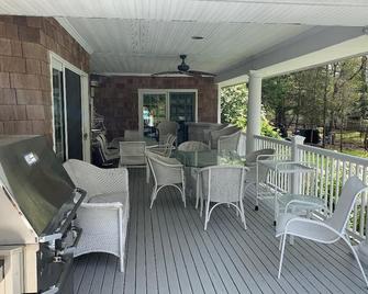Get out of city. Luxury Family Retreat; Pool, Putting Green, great outdoor deck - Westhampton - Patio