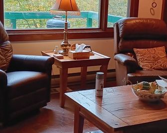 Maple Crest Cabin is a peaceful getaway from everyday life - Attica - Sala de estar