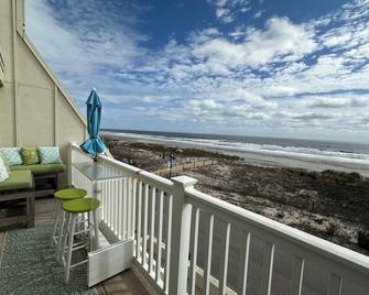 2 Bedroom, Ocean Front Retreat In Prime Location - Sea Isle City - Balcony