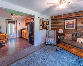 Creekside Suite at Lake Sometimes - Summersville - Huiskamer