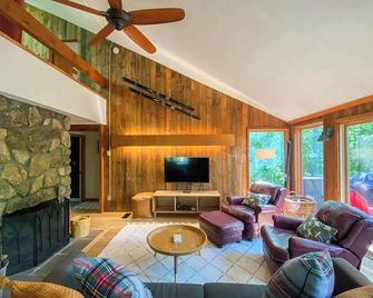 Secluded Jackson Family Escape w/ Views & Deck - Jackson - Living room