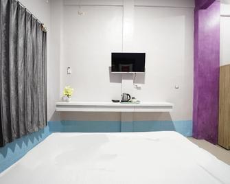Fa Homestay Syariah At Babat Lamongan Mitra RedDoorz - Tuban - Habitación