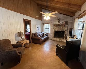 Newly Renovated Rustic Cabin at the Frio - Concan - Sala de estar