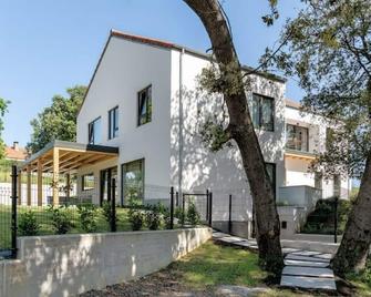 Bao 1 / Apartamento Con Jardín - Somo - Edificio