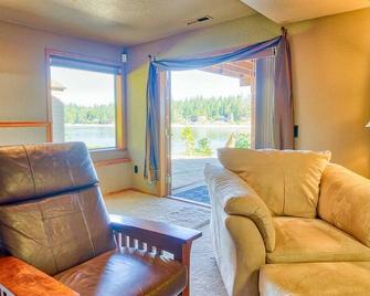 Waterfront retreat on Hammersley Inlet, 3-bedrooms, sleeps 8, with AC - Shelton