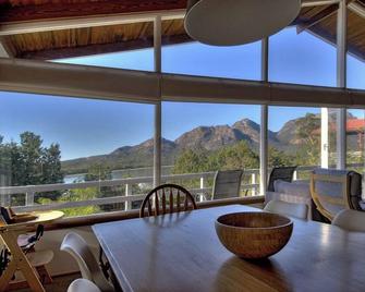 Unbeatable location with mountain & ocean views. Fireplace, 5 min walk to beach - Coles Bay - Ban công
