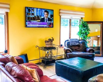 'The Hilltop'- 30 Mins Nyc- 20 Mins West Point-1 Acre Private-Heated Pool - Pomona - Living room