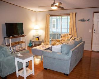 3BR Home Close to the Beach, & Wilmington to Make Your Vacation 'Better Off'! - Hampstead - Living room