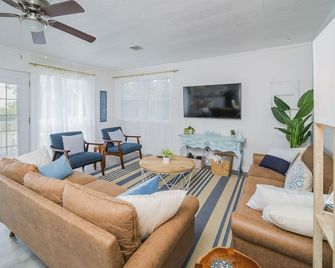 Pet-friendly Walk Everywhere Southport Gameroom Sleeps 10 - Southport - Wohnzimmer