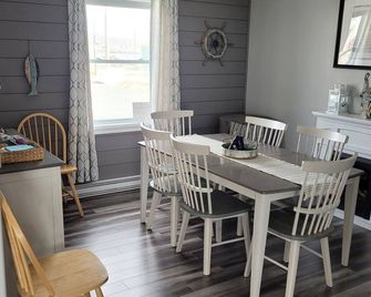 On the EDGE of the Atlantic Ocean - Bonavista - Dining room