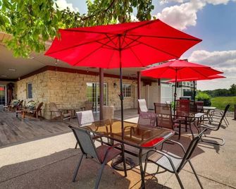 Romantic Galena Retreat: Themed Rooms & Heated Pool | 3 Units - Galena - Pátio