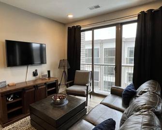 Trendy Downtown Condo-Walk to it ALL Capri 315 - Traverse City - Living room